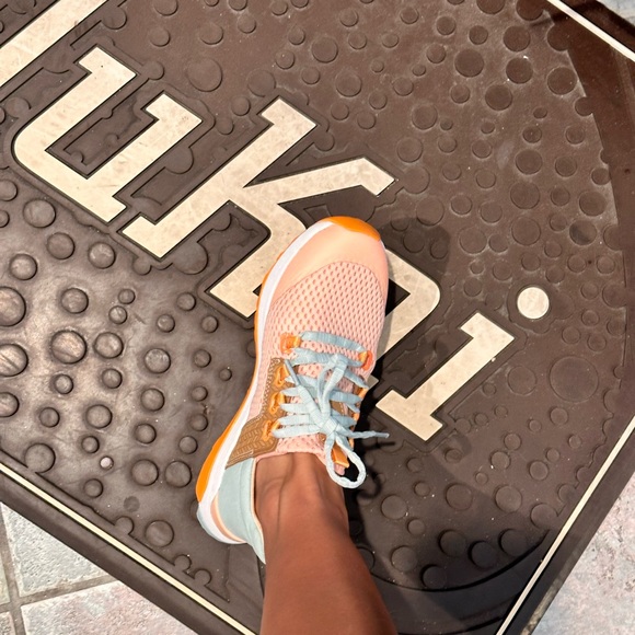 Size 6.5 - Picture 2 of 2